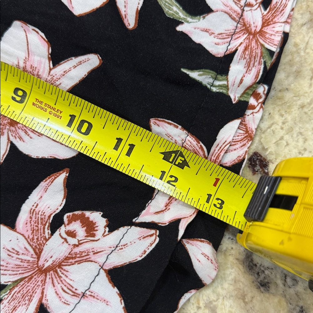 Forever 21  Women’s floral shorts black/pink Size Small - Picture 7 of 9